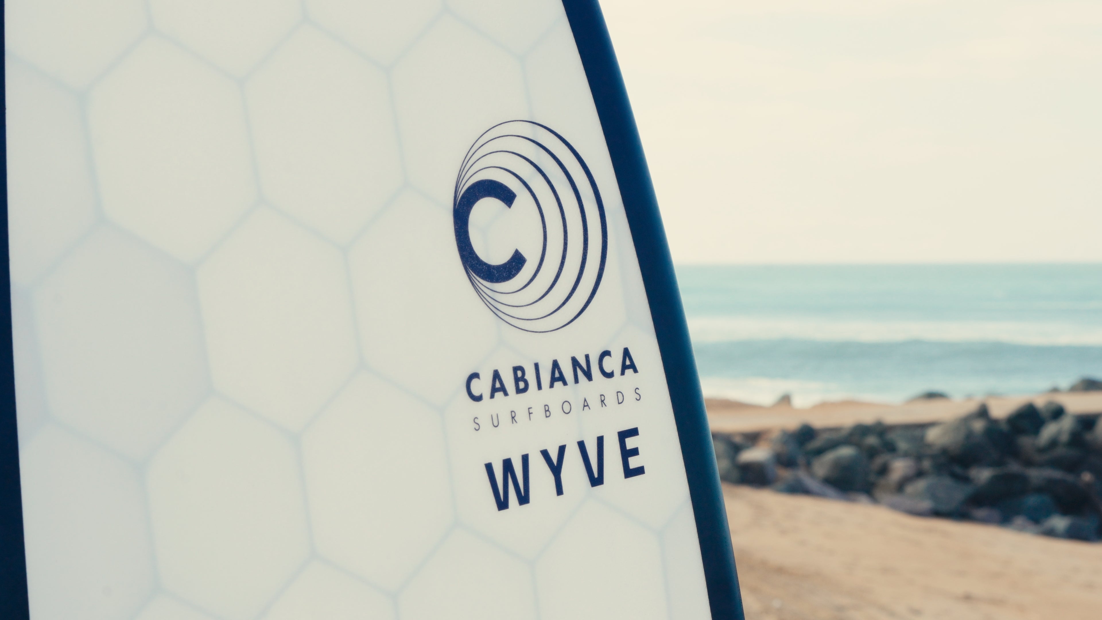 une vue close up d'une planche de surf wyve