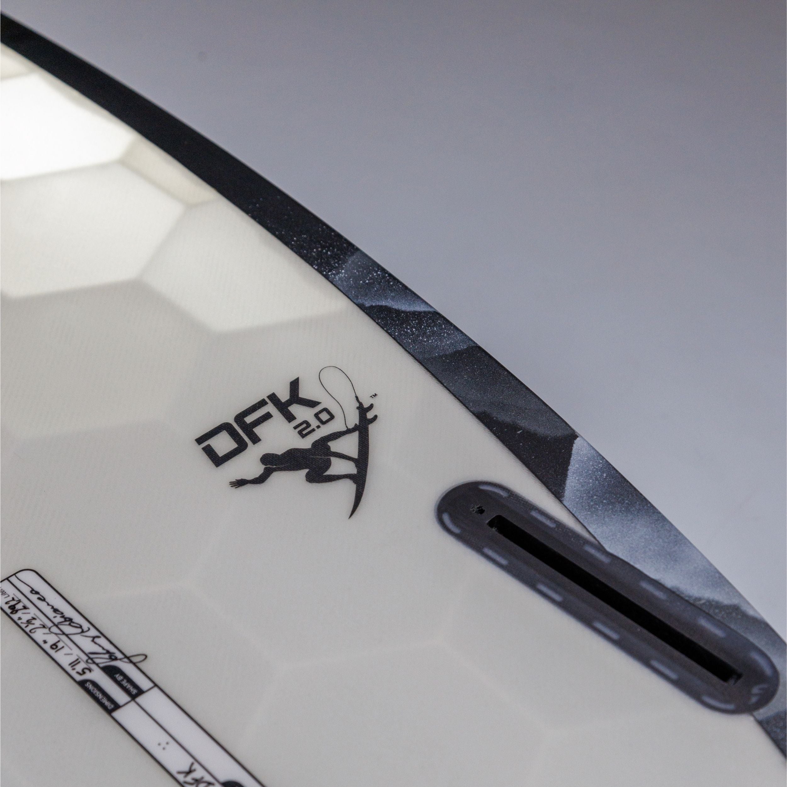 Rail d'une planche de surf Wyve made in France avec des boitiers d'ailerons futures fins