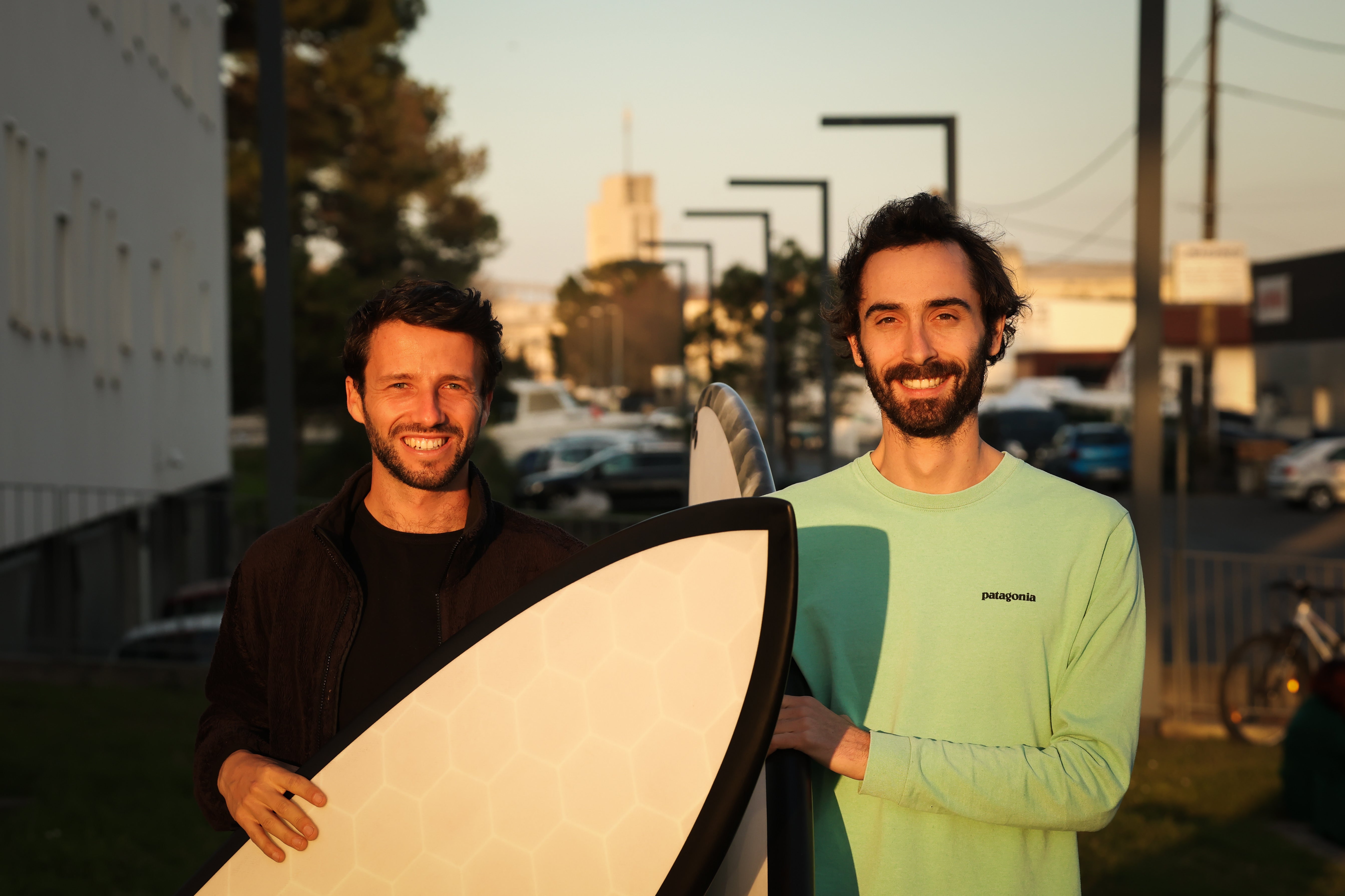 Les fondateurs de la marque de surf Wyve Leo et Sylvain avec leur planche de surf made in france imprimées en 3D