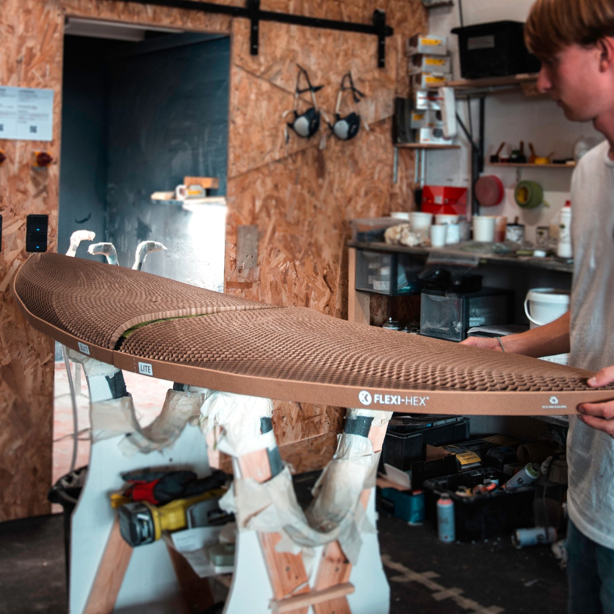une planche de surf Wyve emballée dans un flexi hex une solution d'emballage pour les planches de surf