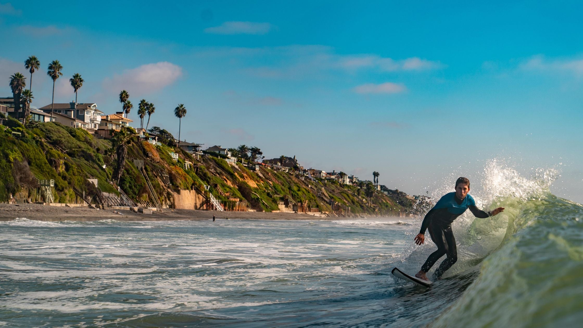Surfer en train de prendre une vague sur une planche de surf shortboard