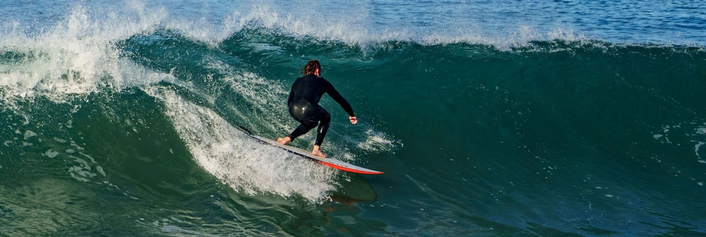 Surfeur sur une vague frontside