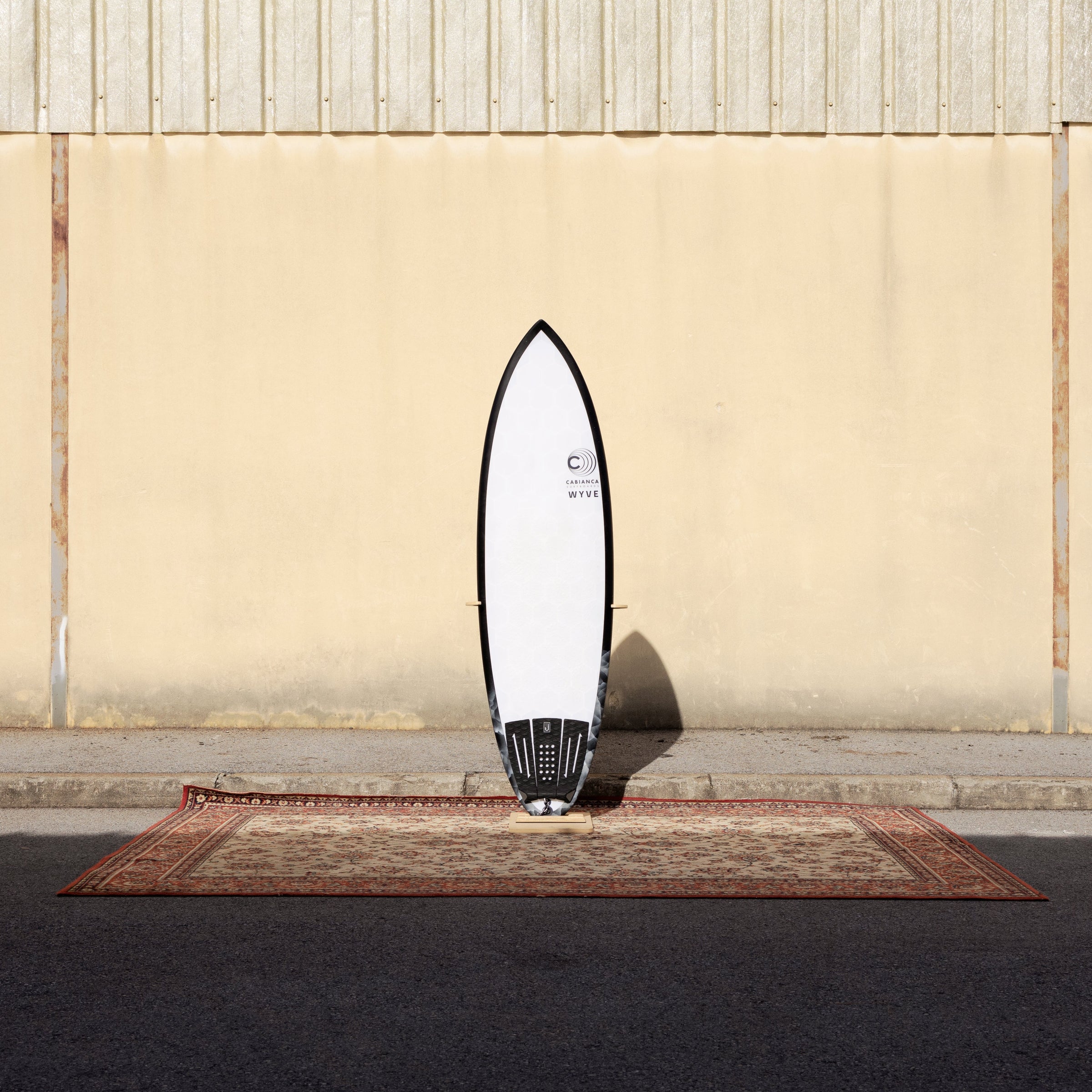une planche de surf Wyve avec un shape de shortboard