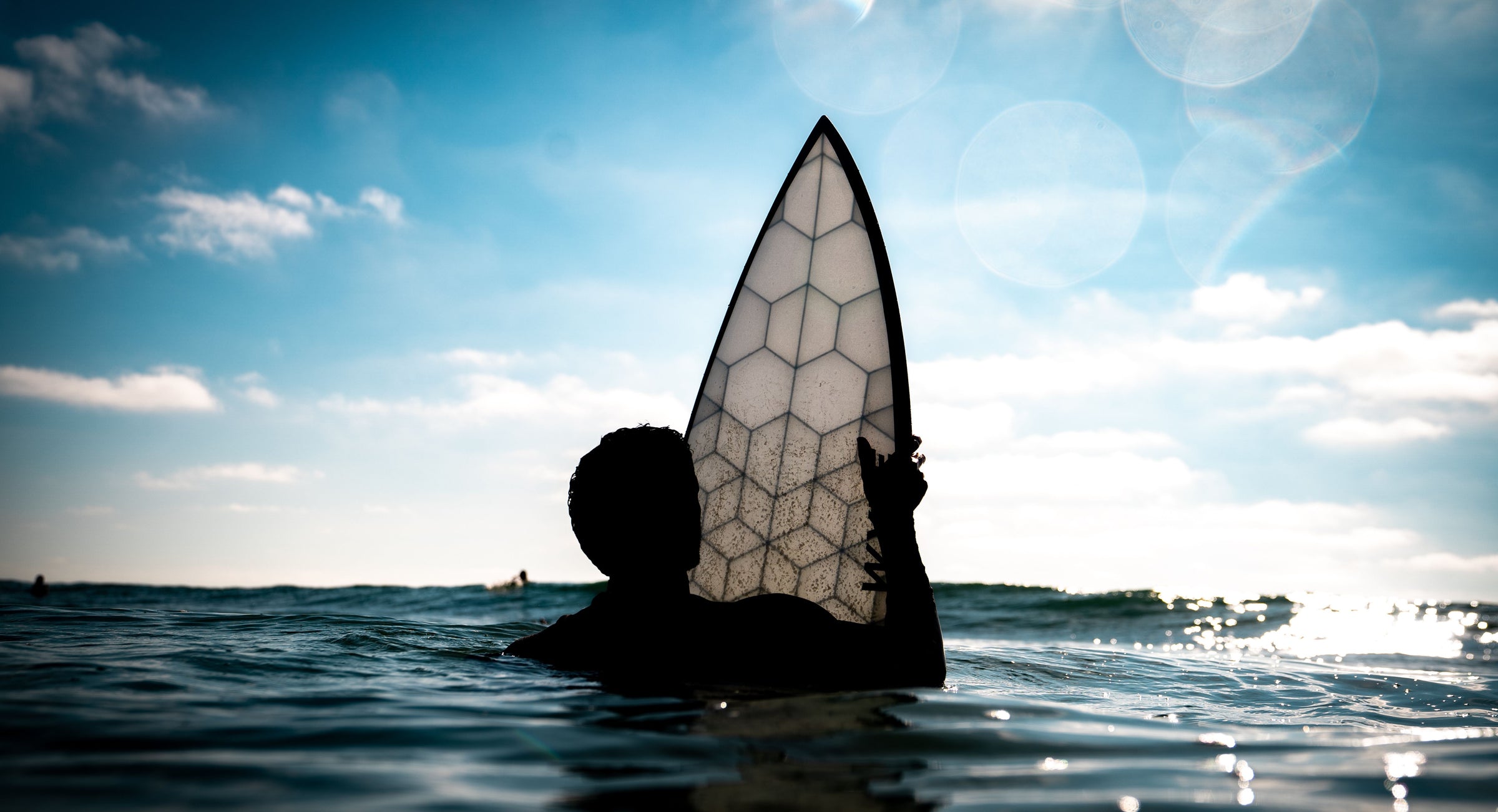 Un surfeur avec planche de surf Wyve fabriquée en France et imprimée en 3D 