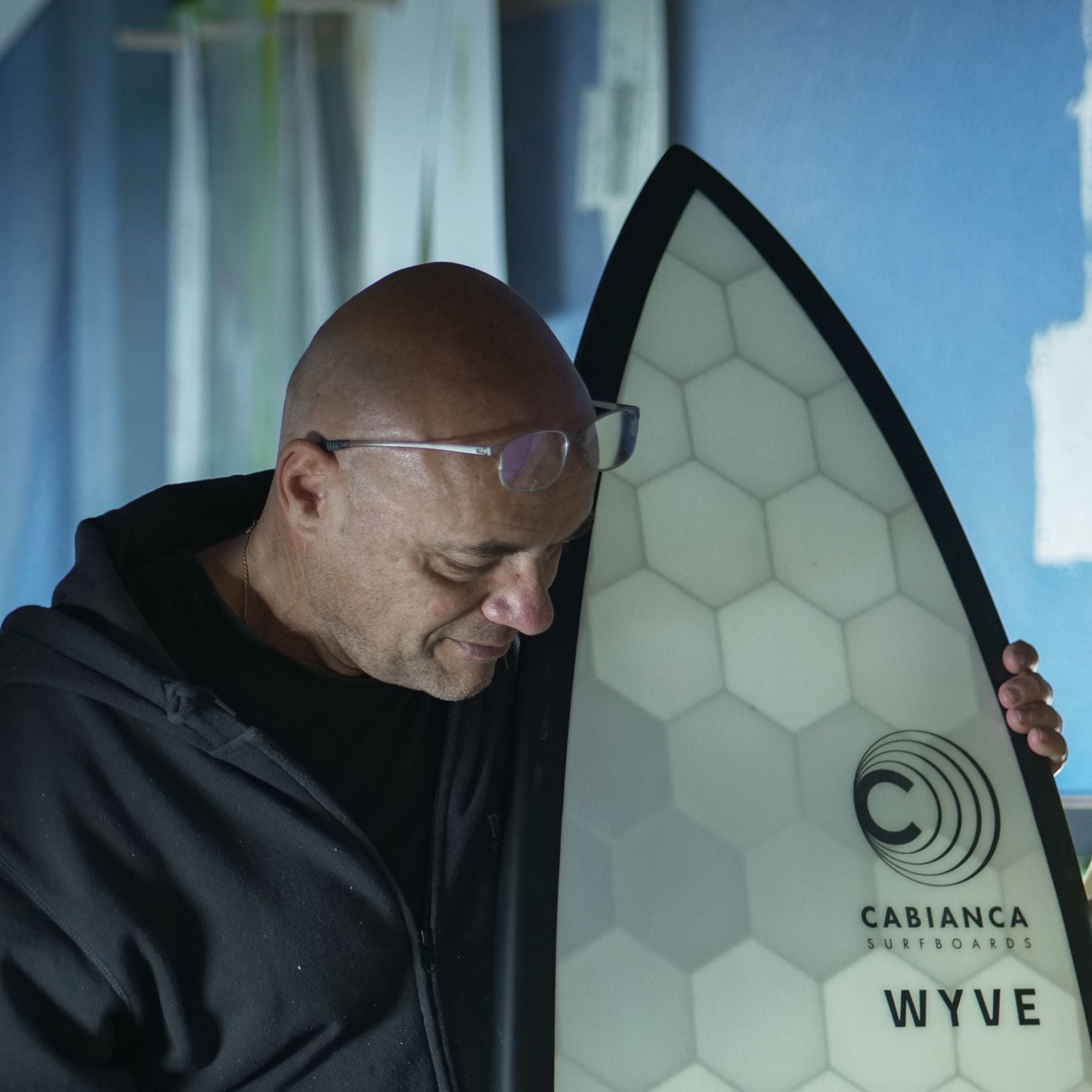 Johnny Cabianca shaper de surf avec une planche de surf Wyve : une marque engagée pour l'environnement.