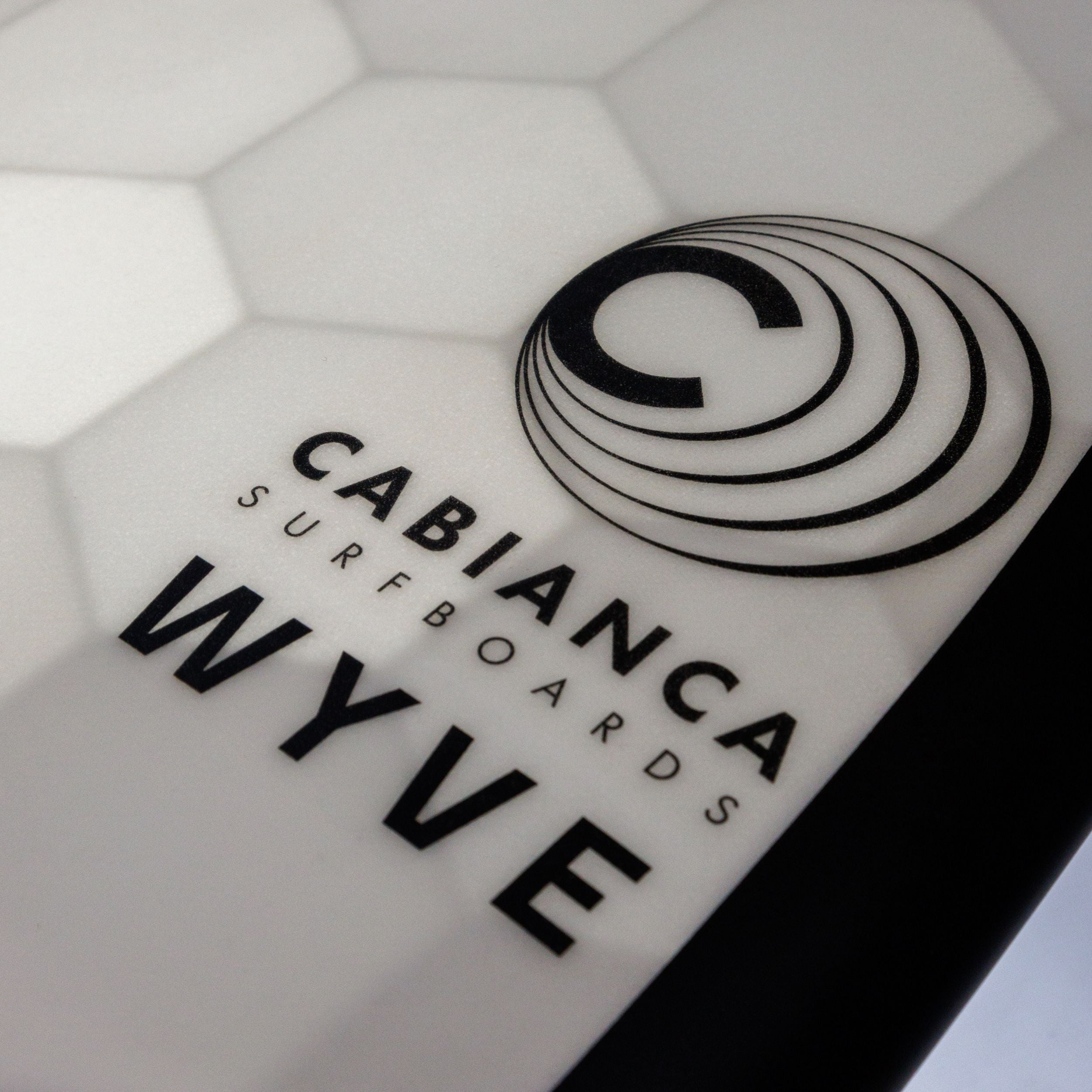 Logo d'une planche de surf Wyve en collab avec le shaper Cabianca