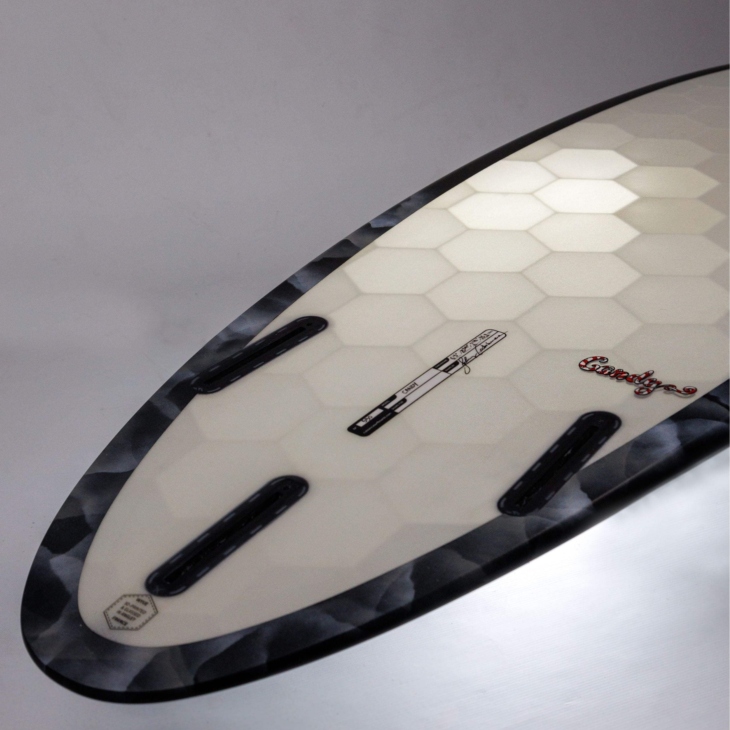 Planche de surf made in France avec une configuration Thruster