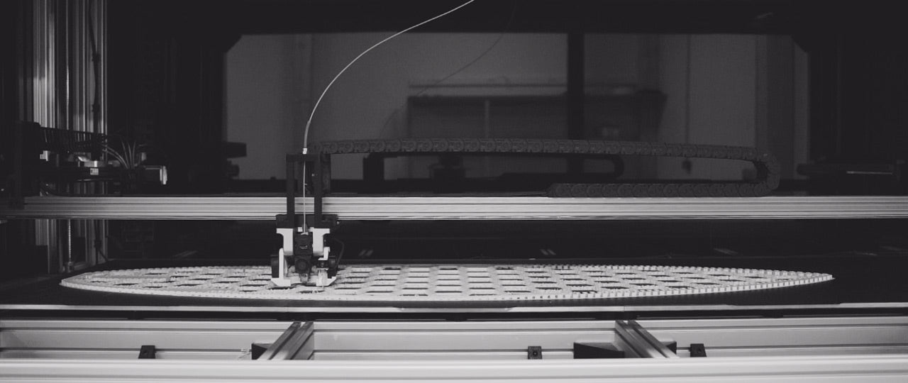 Une imprimante 3D en train d'imprimer le noyau d'une planche de Wyve 